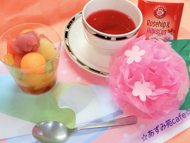 鮮やかなカフェのテーブル リビング 明るいテーブルには、色とりどりのデザートと飲み物が用意され、リラックスできる空間が整っています。