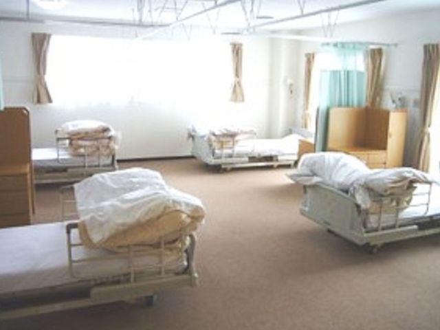ベッドが並ぶ居室 居室 明るい光が差し込む広々とした空間で、快適に過ごせます。