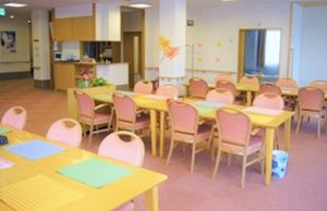 自然光が入る明るい食堂