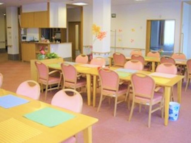 自然光が入る明るい食堂 食堂 広々とした食堂は、ゆったりとした時間を過ごすのに最適な場所です。自然光が差し込む明るい空間が魅力です。