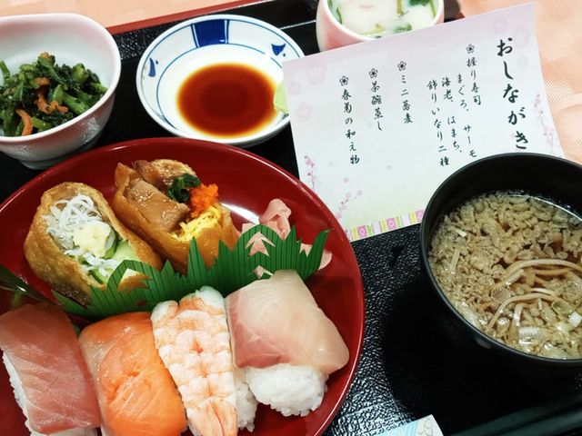 料理の盛り合わせ 食堂 新鮮で美しい盛り付けの和食膳です。季節の味わいを堪能でき、入居者に喜ばれます。