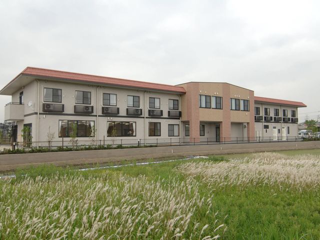 外観 外観 広々とした庭に面した明るい建物です。自然に囲まれた環境で落ち着いて働けます。