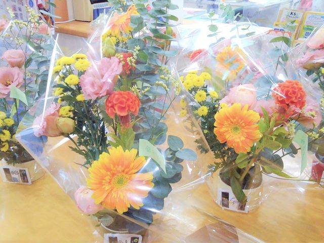 彩り豊かな花々と包装 フロント 明るい雰囲気の中、色とりどりの花が並び、来訪者を温かく迎える空間です。
