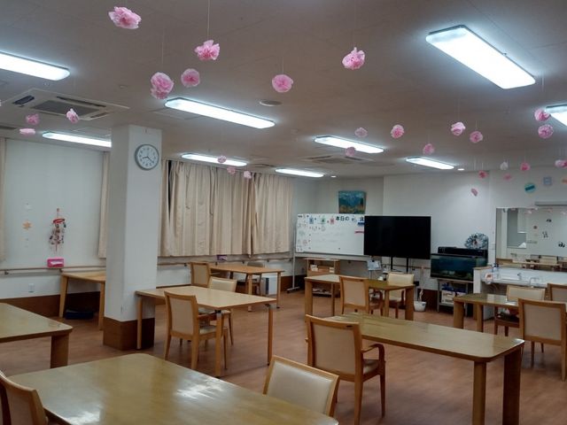 装飾された室内 ダイニングルーム 天井に可愛らしい装飾が施された広いスペースで、交流を楽しむことができます。明るい雰囲気で快適な時間を過ごせます。