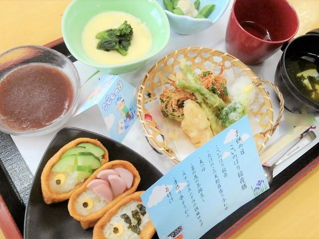 美味しそうな料理の食堂 料理 色とりどりの料理が並んでおり、お食事の楽しみを広げます。季節感を感じさせる盛り付けです。