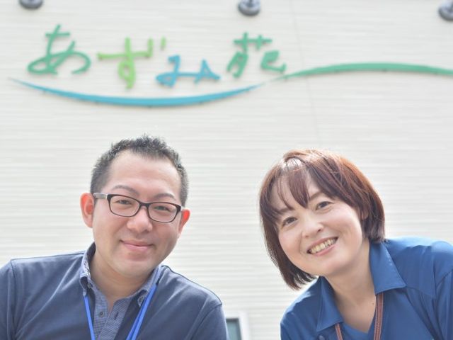 スタッフイメージ スタッフイメージ 施設のスタッフが笑顔で迎えてくれる環境です。和やかな雰囲気で働けます。