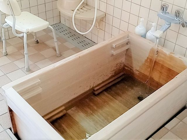 快適な浴槽の浴室 浴室 ゆったりとした木製の浴槽がある、清潔な空間です。快適なバスタイムが期待できます。
