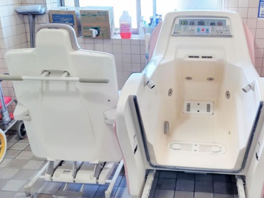 介助機器のある浴室