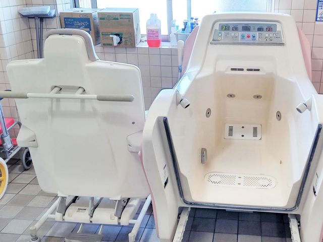 介助機器のある浴室 浴室 優れた操作パネル付きの介助用椅子が並ぶ設備です。快適なケアが可能です。