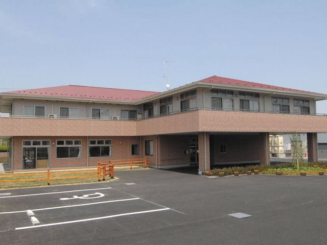 落ち着いた外観 外観 広くて停めやすい駐車場があり、アクセスが便利です。駐車スペースはゆったりしています。