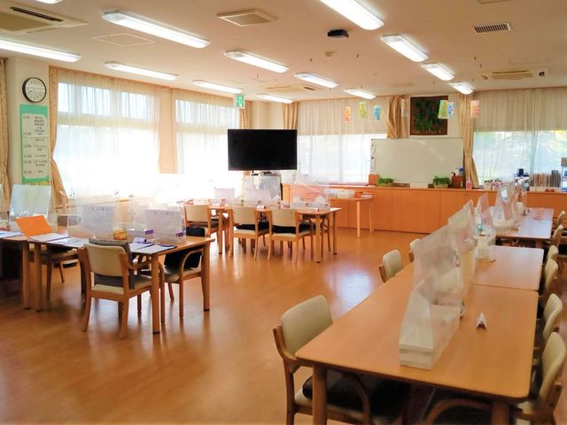 光が差し込む室内 ダイニングルーム 自然光がたっぷりと入り、明るく心地よい空間です。広々としたテーブルが配置されています。