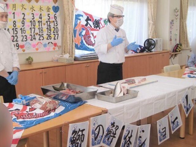 イベントを行うスペース 多目的室 調理師が参加者に魚の捌き方を教えるイベントが開催されています。自然光が差し込み、明るい雰囲気です。