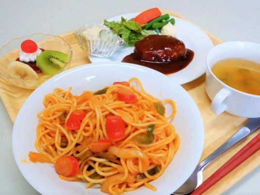 食事トレーの様子