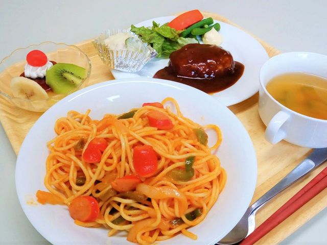 食事トレーの様子 食堂 栄養バランスの取れた食事が提供され、見た目の楽しさも感じられます。このような食事を通して、生活の質を向上させます。