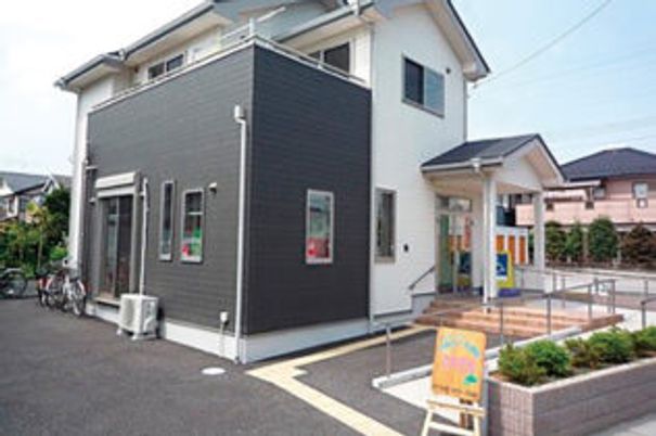 落ち着いた外観の施設
