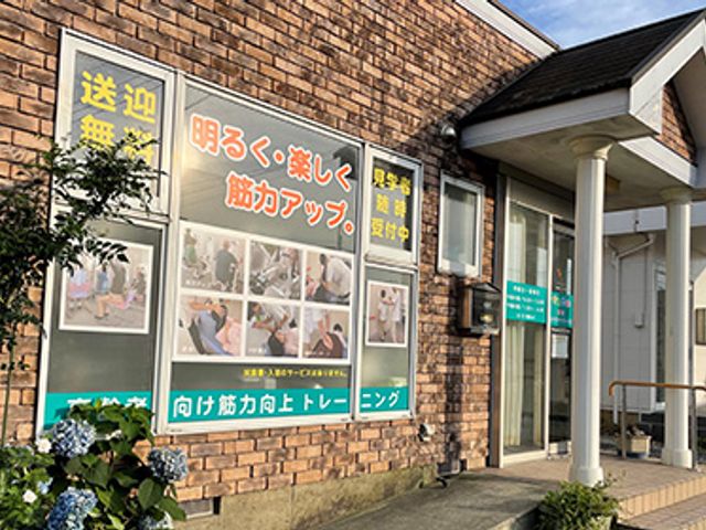 明るい外観の施設 外観 レンガ調の建物は、初めて訪れる人にも安心感を与えます。入口周辺にわかりやすい案内が設置されています。