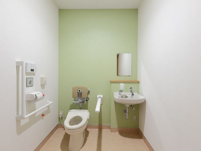 バリアフリーなトイレ空間 トイレ 手すりが設置された清潔なトイレです。安全かつ快適な使用をサポートする設計が施されております。