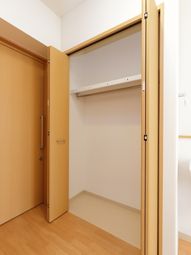 明るいクローゼット空間