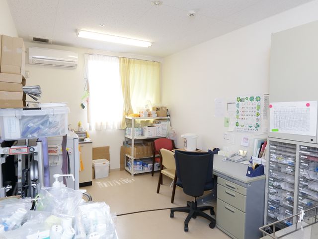 整理された事務室 事務室 整頓された事務室は、日々の運営に必須の資料や備品がきちんと配置されており、円滑な業務が期待できます。