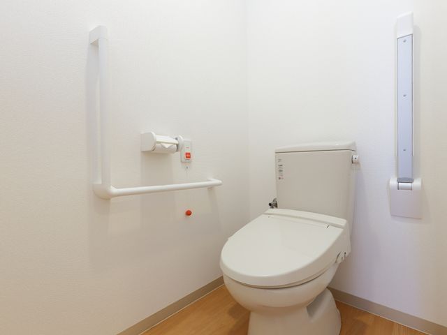バリアフリートイレ設備 共有トイレ 手すりが設置された安全なトイレです。使いやすさを考慮し、全員が安心してご使用いただける設計になっています。