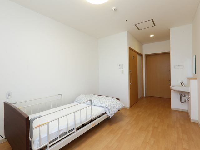 居室の清潔な空間 居室 ゆとりを持った清潔な居室です。必要な設備が備わっており、静かで快適な生活をサポートします。