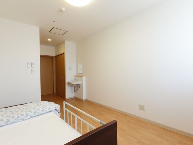 居室の清潔な印象 居室の洗面台 シンプルで清潔感のある個室です。必要な備品が整っており、快適な生活空間を提供しています。