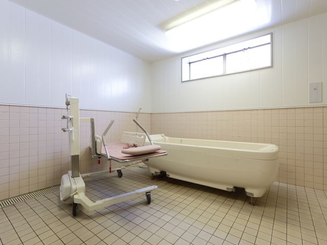 清潔な浴室と介護用浴槽 機械浴室 安全に配慮された浴室で、利用者の快適な入浴を支援します。リフト設備も完備しており、介助がより楽になっています。