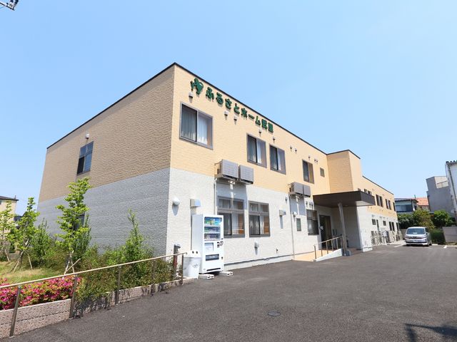 快適な居住空間の外観 外観 日差しをいっぱいに受ける、明るくて開放感のある建物です。四季を感じられる庭があり、居心地の良さが伝わってきます。