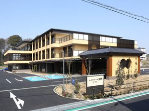 明るい外観の建物  