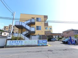 黄色い建物の外観