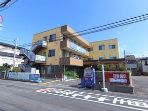 黄色い建物の外観