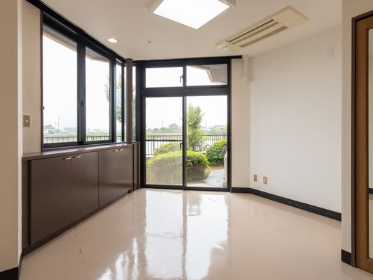 庭に面した明るい部屋