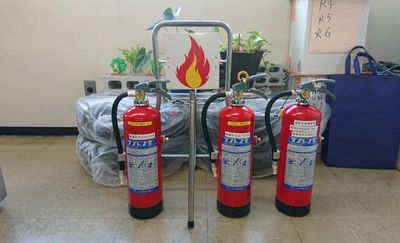 消火器が並ぶ廊下