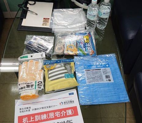 教育資料と備品の展示台