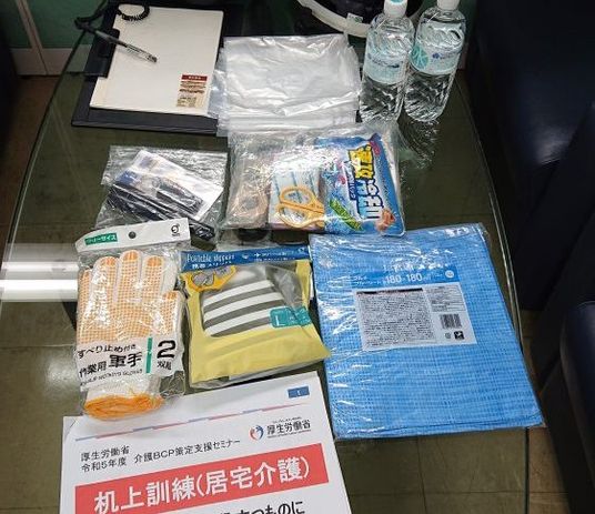 教育資料と備品の展示台