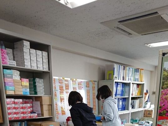 備品棚のある休憩室  