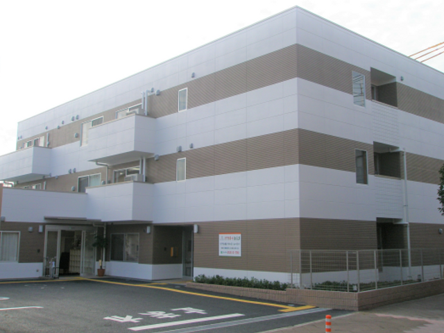 清潔感のある建物外観 新しくて清潔感のある施設で、広々としたエントランスがお迎えします。明るい環境でのお仕事をお探しの方に心地よい空間です。