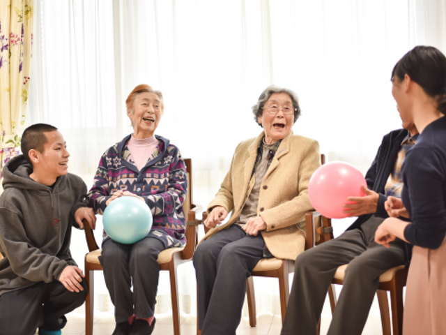 笑顔の活動風景 明るいリビングでは、利用者様同士が楽しく交流し、笑顔で過ごされています。人との関わりを大切にする場所で、充実した時間を支援します。