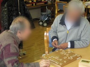 囲碁を楽しむ様子の場面