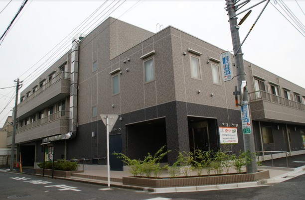 都市の角にある建物