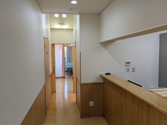 明るい廊下と受付  