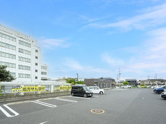 建物前の駐車場外観  