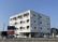 看板付きの建物外観
