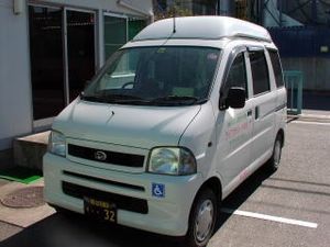 送迎車が停車する外観  