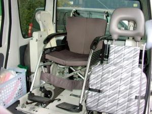 車椅子を積んだ送迎車の車内  