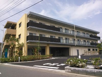 黄色い外壁の建物外観