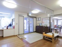 明るい受付と廊下の様子