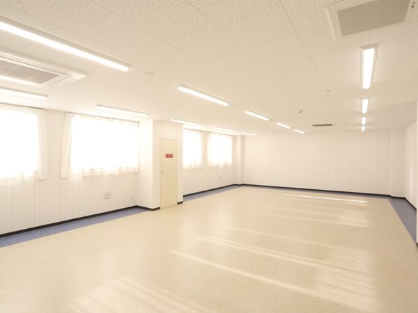 広々とした明るい多目的室