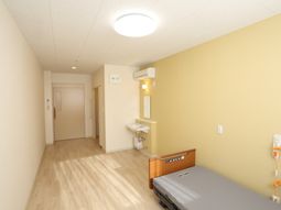 明るい居室の一角