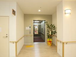 暖かい雰囲気の廊下